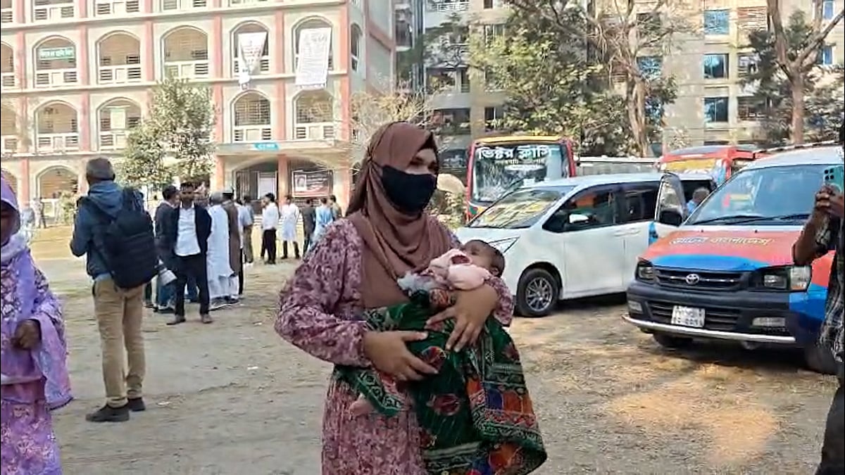 ৩ মাসের শিশুকে কোলে নিয়ে ভোটকেন্দ্রে মা