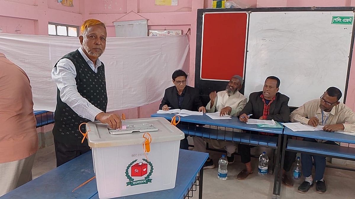 সকাল থেকেই কেন্দ্রে ভোটারদের ভিড়, উৎসবমুখর পরিবেশ