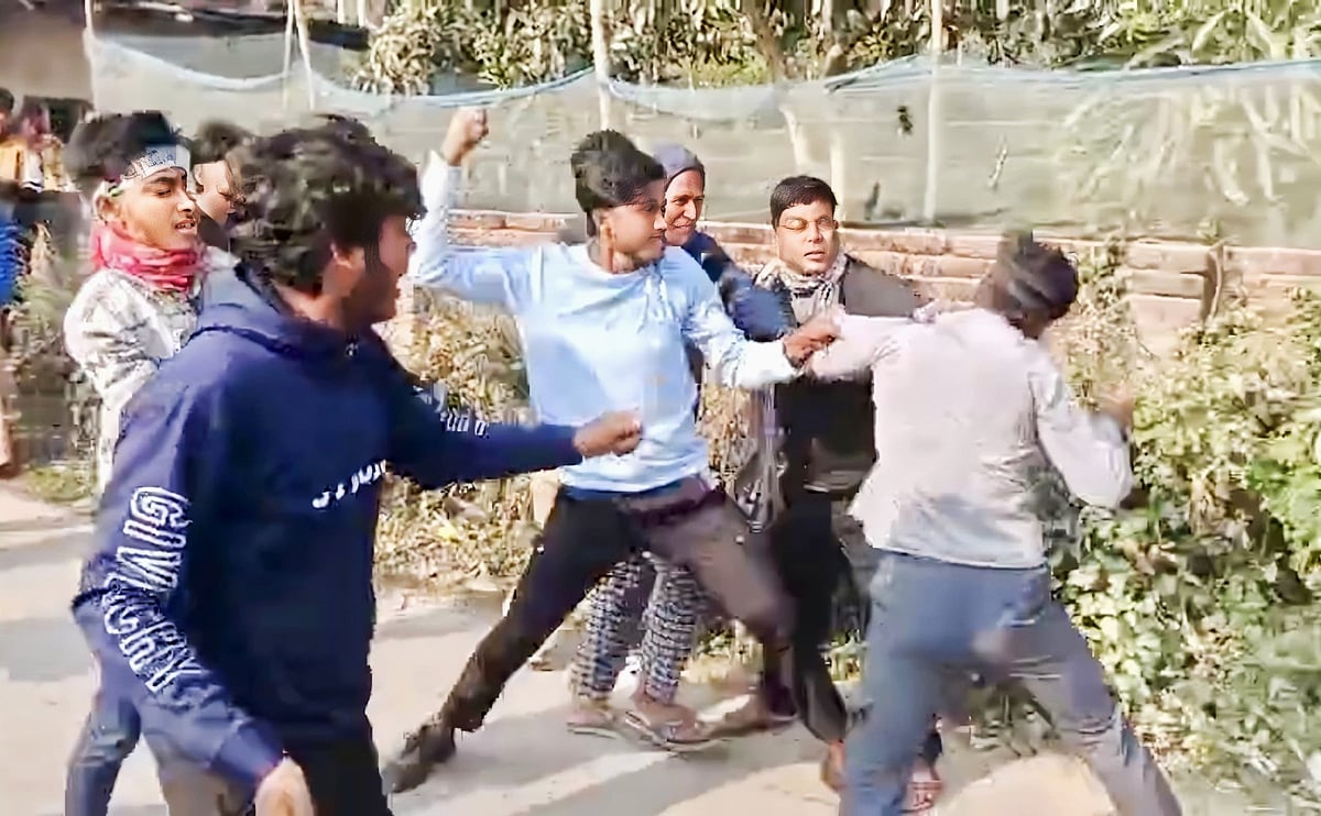 বিদ্রোহী প্রার্থীর সামনেই সমর্থকদের ওপর বিএনপি প্রার্থীর সমর্থকদের হামলার অভিযোগ