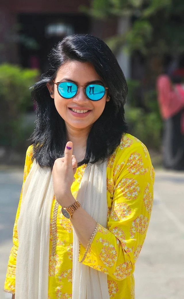 মিরর ফিনিসের নীল রোদচশমাই আগে চোখে পড়ছে। মাসুমা নাবিলা পরেছেন হলুদ ফুলেল কামিজ ও সাদা ওড়না। হাতে ব্রঞ্জ মেটালের ঘড়ি