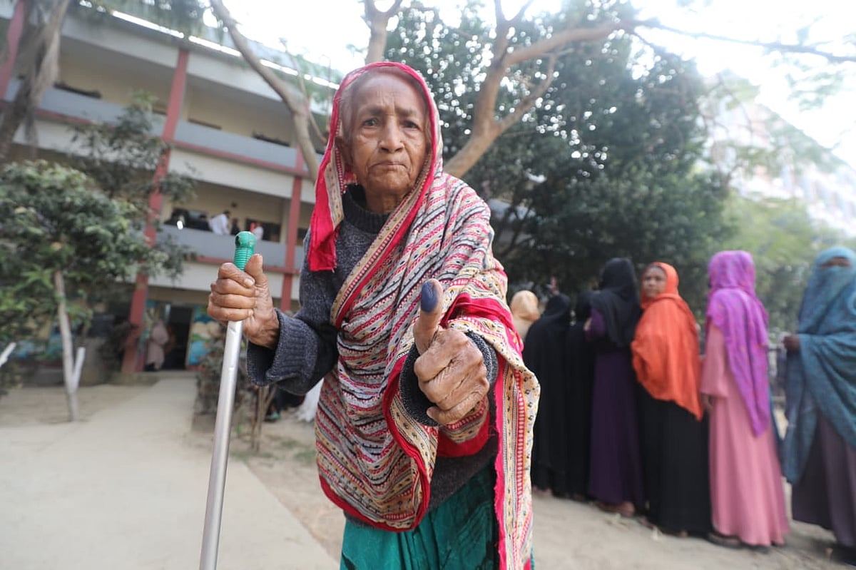 অশীতিপর মাফিয়া খাতুন ভোটকেন্দ্রে এলেন লাঠিতে ভর করে