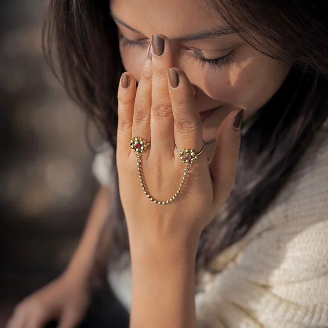 আলাদা লুক পেতে এমন একটা স্টেটমেন্ট চেইন-লিংক আংটি পরতে পারেন। আর কিছুই লাগবে না সঙ্গে। 