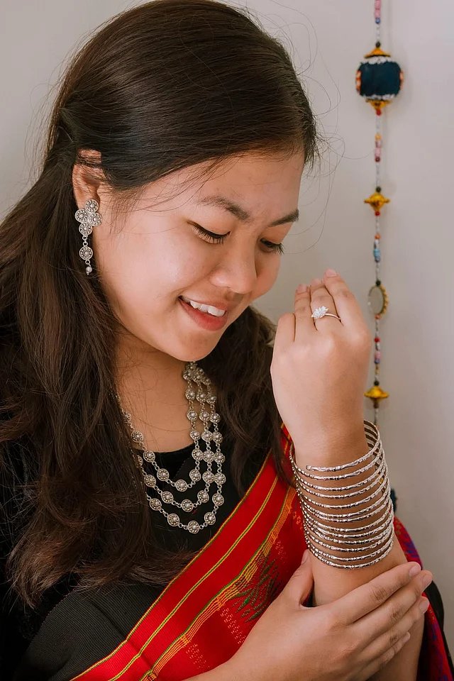 গৌরবময় ঐতিহ্যের পাহাড়ি গয়নায় ফিউশনের ছোঁয়া থাকলে তো কথাই নেই। পরে ফেলুন পিনন-হাদির সঙ্গে