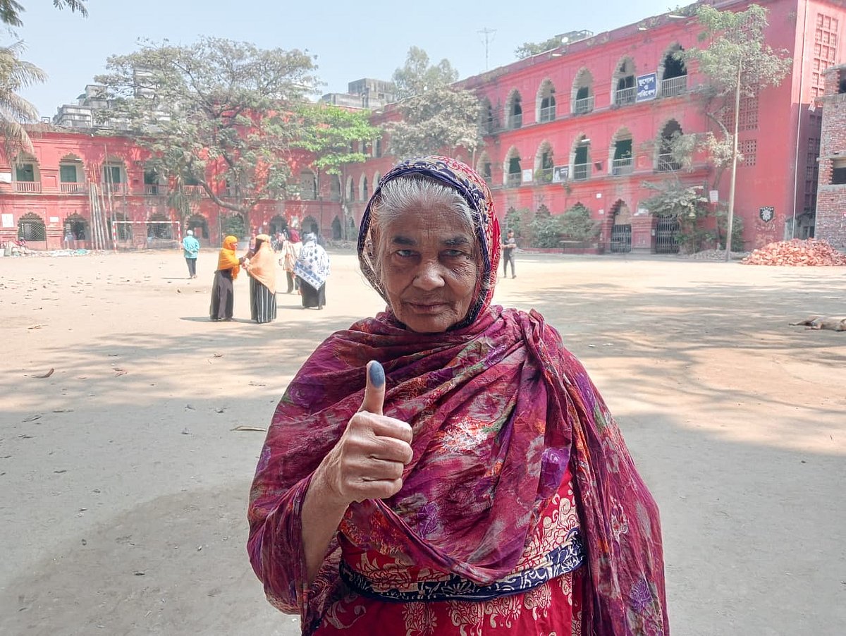 দেশটা ভালো থাকুক, সেই প্রত্যাশা নিয়ে ভোট দিলেন সত্তরোর্ধ্ব সালেহা খাতুন