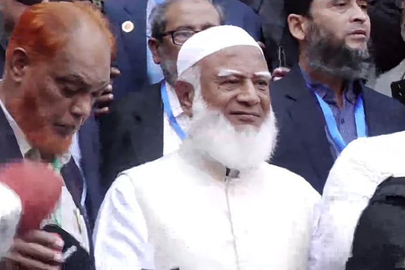 ভোট দিতে কেন্দ্রে জামায়াতে ইসলামীর আমির শফিকুর রহমান