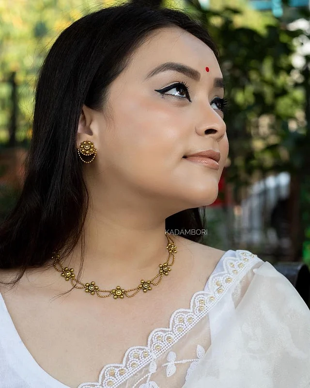 শ্বেতশুভ্র লুকে আভিজাত্য এনে দেবে অ্যান্টিক ফিনিশের হালকা গয়না