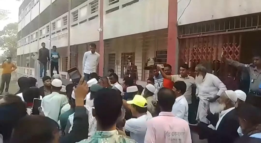 জামায়াত প্রার্থীর বিরুদ্ধে টাকার ব্যাগ নিয়ে কেন্দ্রে ঢোকার অভিযোগ, হেনস্তার শিকার