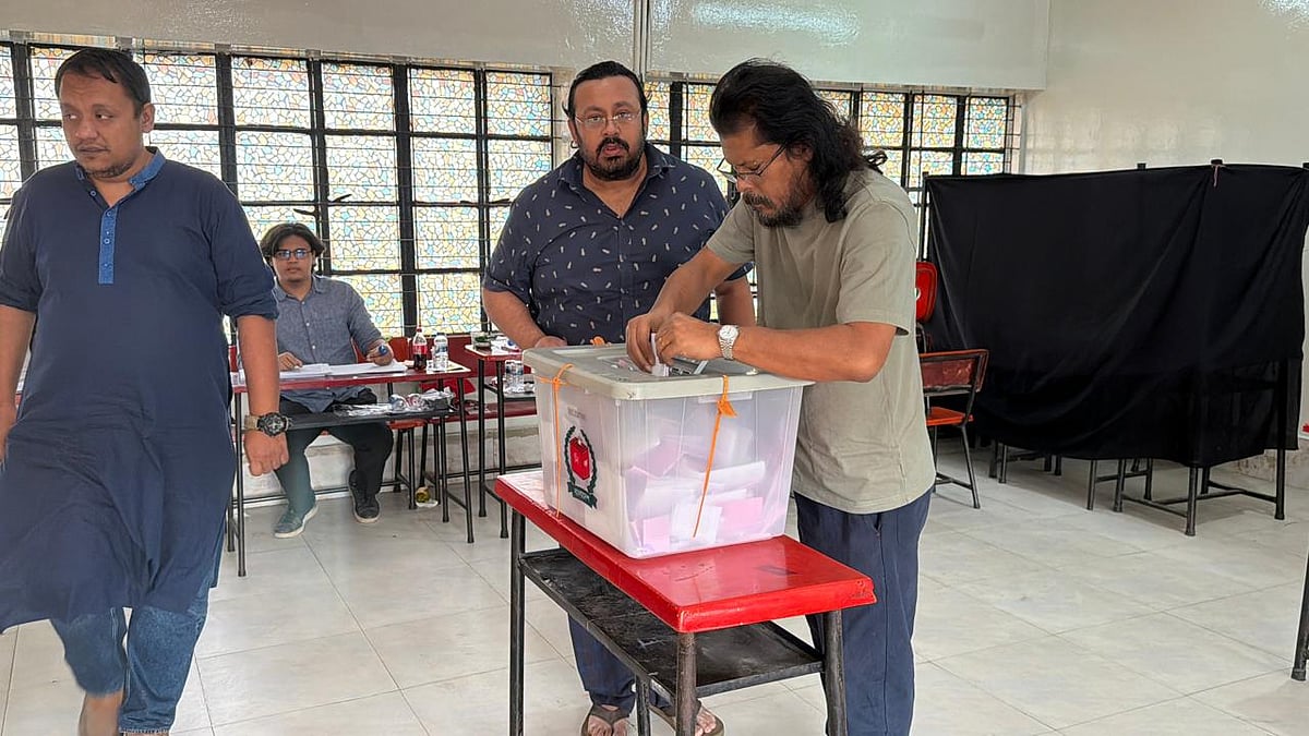 ভোট দিয়ে জেমস বললেন, ‘দেশে যেন শান্তি আসে, মানুষ যেন ভালো থাকে’