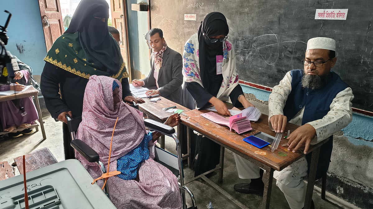 ৮৫ বছর বয়সে হুইলচেয়ারে এসে ভোট দিলেন জরিনা বেগম