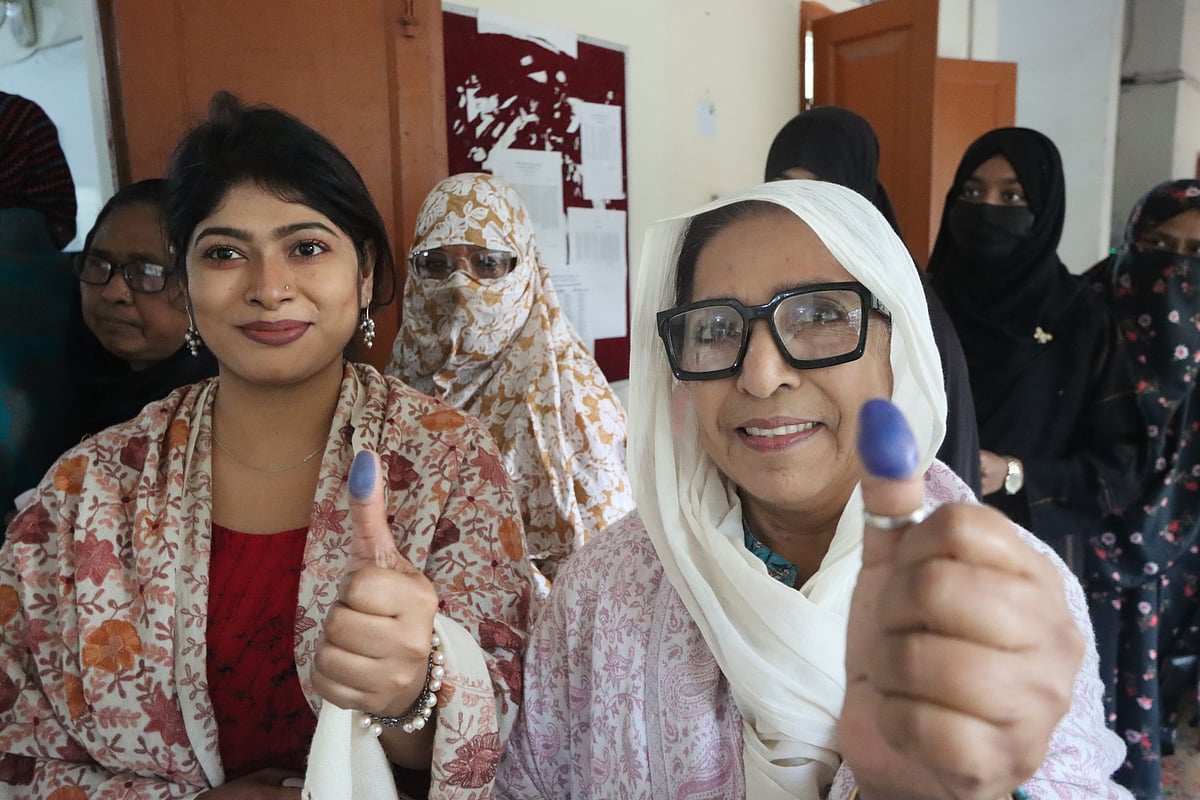 রাজশাহীতে সকাল সকাল ভোট দিয়ে উচ্ছ্বসিত নারী ভোটাররা