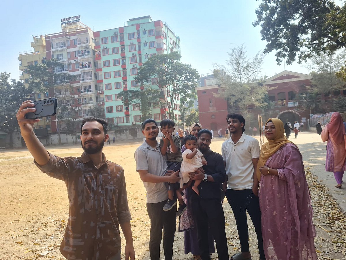 ১৭ বছর পর ব্যালটে ছাপ, উৎসবে
পুরান ঢাকার গলিঘুপচি