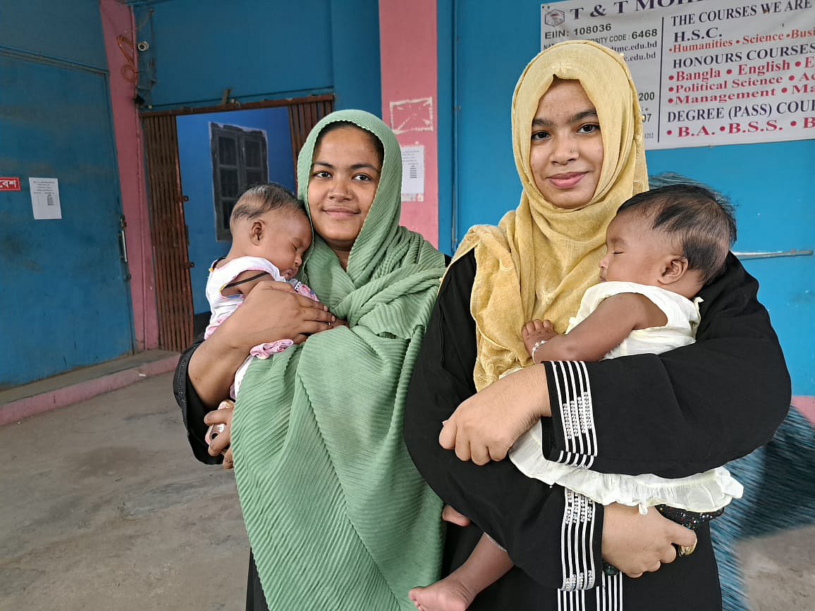 যমজ শিশুসহ পরিবারের সবাই মিলে ভোটকেন্দ্রে গেলেন তাঁরা