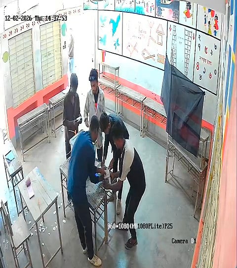 ব্যালট পেপারে সিল মেরে বাক্সে ভরছিলেন ৫ তরুণ, ধরা পড়ল সিসিটিভি ক্যামেরায়