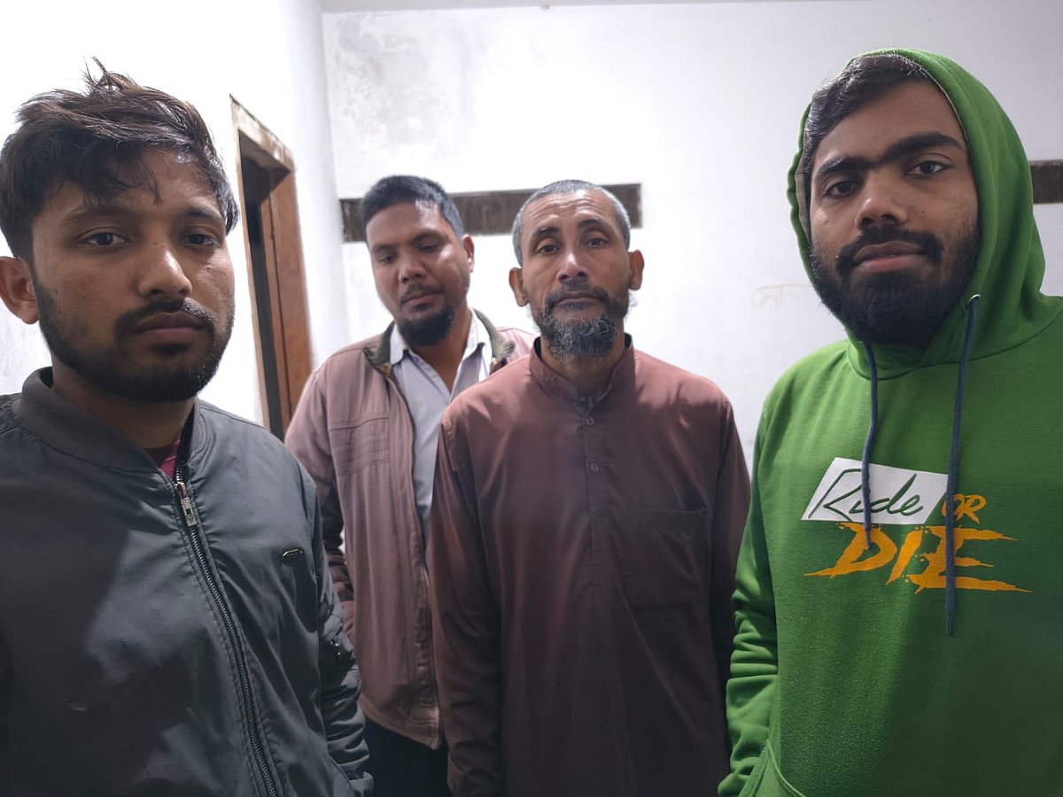 ভোটকেন্দ্রে অবৈধ প্রবেশের ঘটনায় রাজশাহী ও সাভারে ১৭ জন আটক