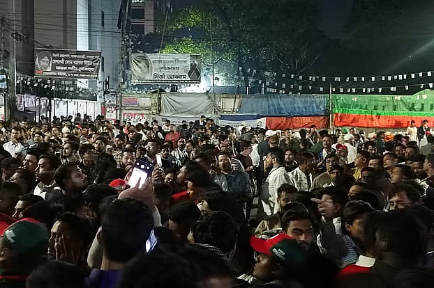 ঢাকা–৮–এর ফল নিয়ে উত্তেজনা, রিটার্নিং কর্মকর্তার কার্যালয়ে আফরোজা আব্বাস ও এনসিপি নেতারা