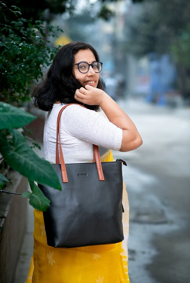 নির্বাচনী দায়িত্ব থাকলে এমন একটা ব্যাগ এসেনশিয়াল। সঙ্গে আরামদায়ক শাড়ি=ব্লাউজ বেছে নিন 