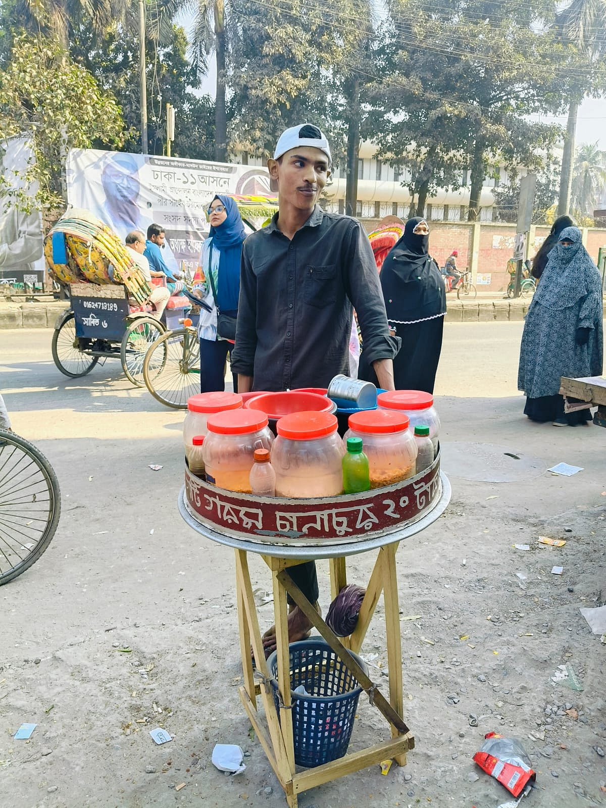 শরবত, ঝালমুড়ি, পান নিয়ে ভোটকেন্দ্রের সামনে এসেছিলেন তাঁরা