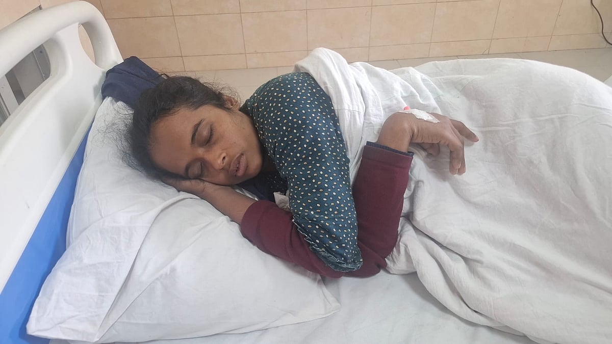 রাজশাহীতে ভোটকেন্দ্রের সামনে চড়থাপ্পড়ে আহত নারী প্রার্থী হাসপাতালে, মামলা নেয়নি পুলিশ