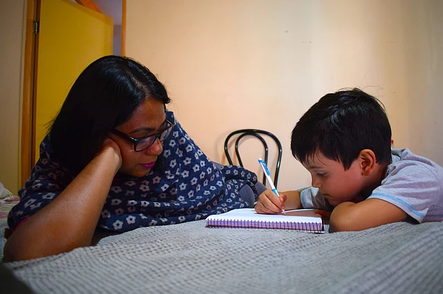 ম্যাক্সির আঁকা মনযোগ দিয়ে দেখছেন লেখক