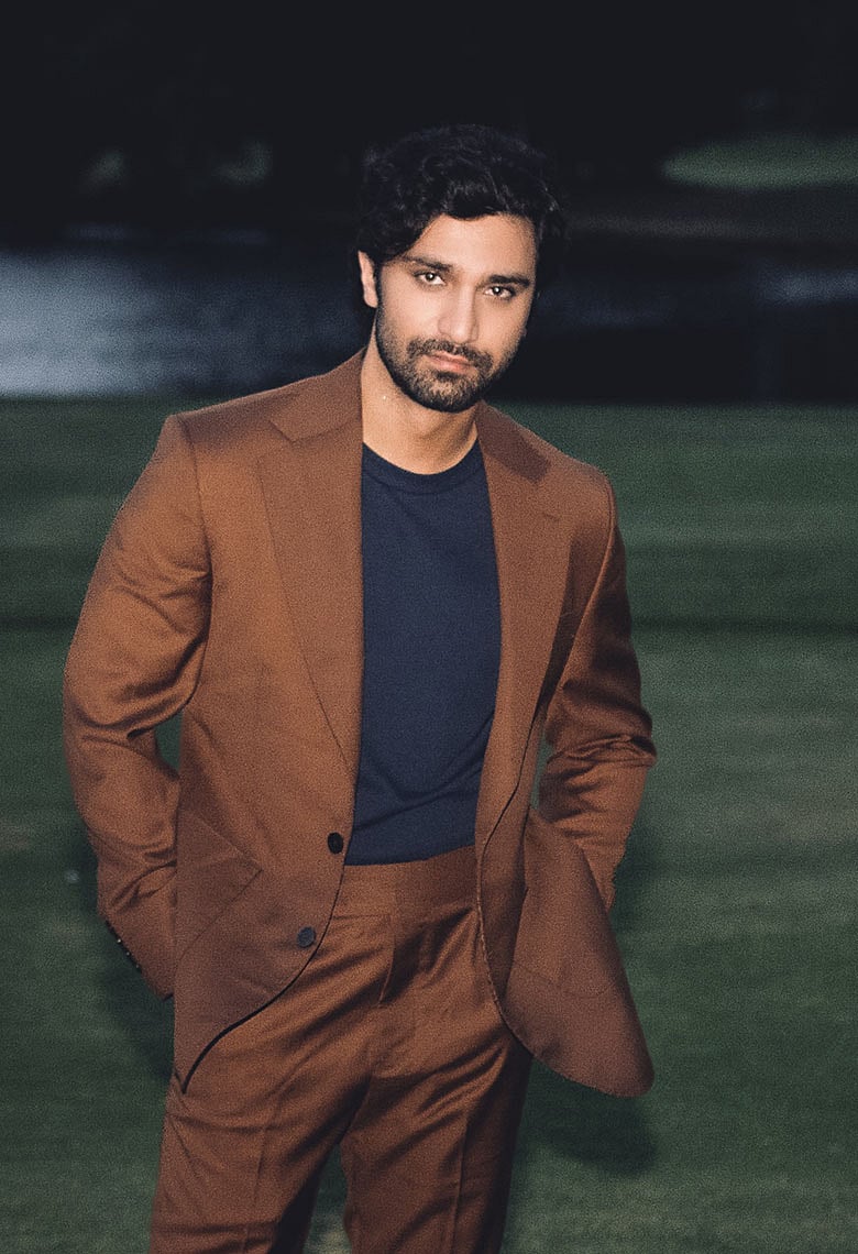 অস্ট্রেলিয়া সফরে জুরহেমের স্যুট পরেছেন পাকস্তানি আইকন আহাদ রাজা মীর