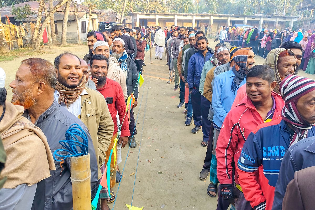 গণতন্ত্রের অভিযাত্রায় মানুষের তুমুল সাড়া
