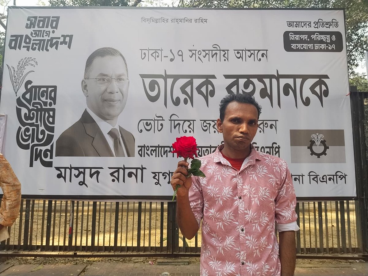 তারেক রহমানের অপেক্ষায় গোলাপ হাতে সকাল থেকে দাঁড়িয়ে তিনি