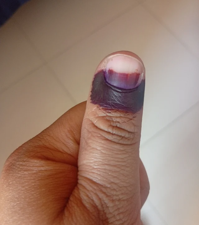  কারও কারও হাতে একটু বেশিই কালি দেওয়া হয়েছে