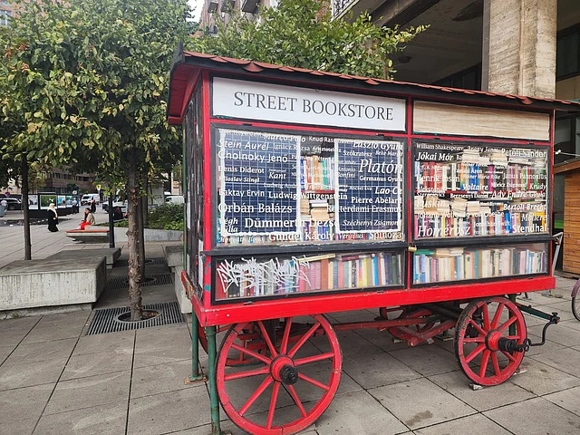 টমটম গাড়িতে পুরোনো বইয়ের পসরা