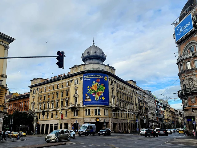 বুদাপেস্টে প্রাচীন ও নতুনের মিশেল বেশ স্পষ্ট