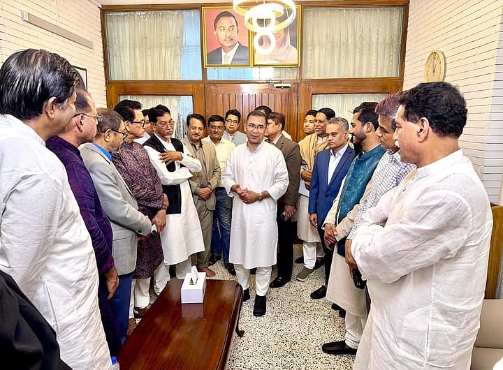 তারেক রহমানের সঙ্গে নবনির্বাচিত সংসদ সদস্যদের সাক্ষাৎ, ফখরুলের ফুলেল শুভেচ্ছা