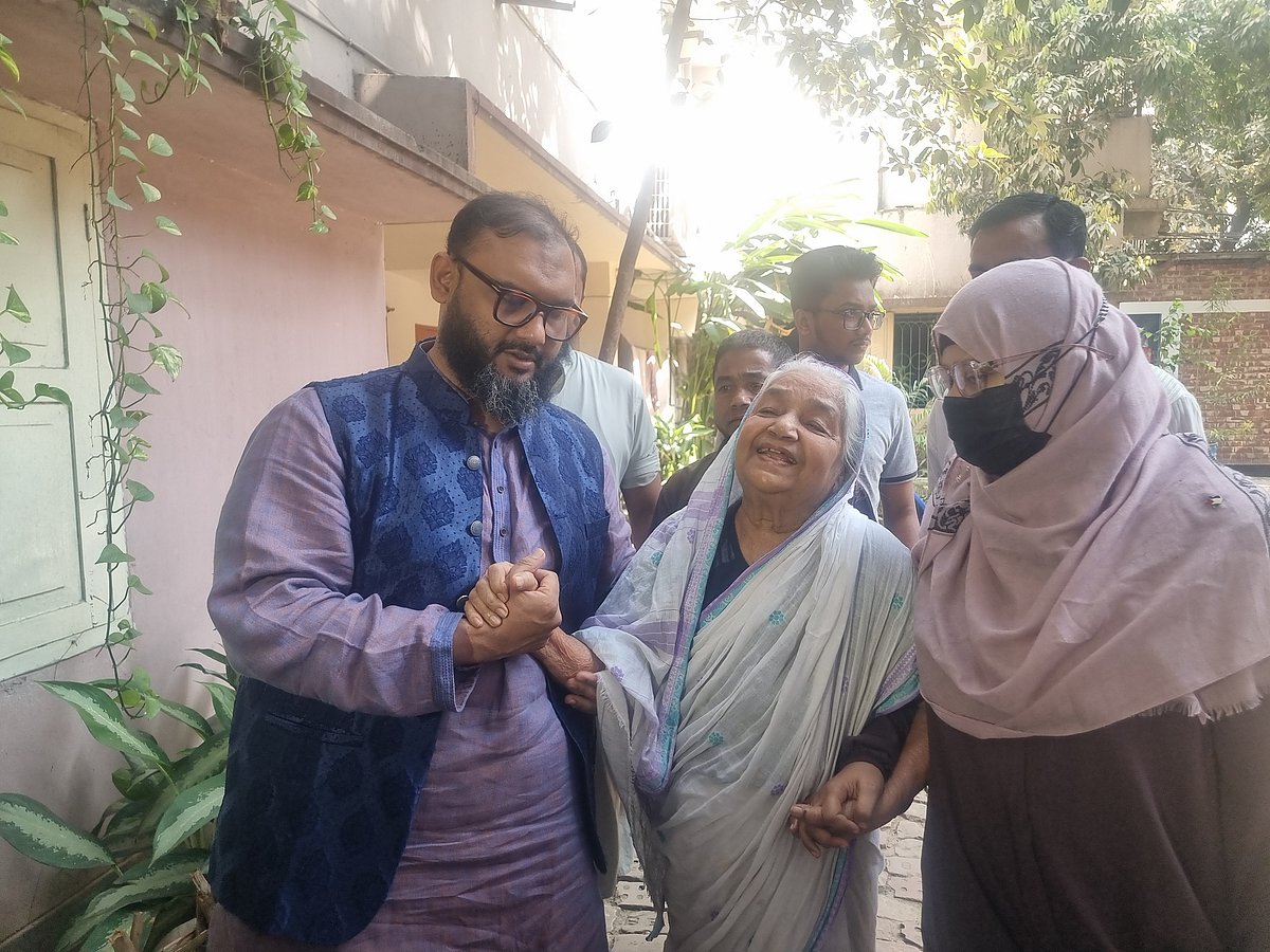 ‘আমরা খুব খুশি, আব্বা’, জামায়াতের প্রার্থী আরমানকে বিএনপির প্রার্থী তুলির মা