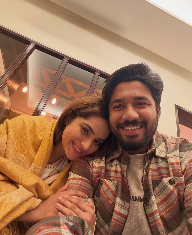 এই সময়ের সবচেয়ে জনপ্রিয় জুটিকে দেখা যাচ্ছে কোজি শাল ও শার্টের লুকে