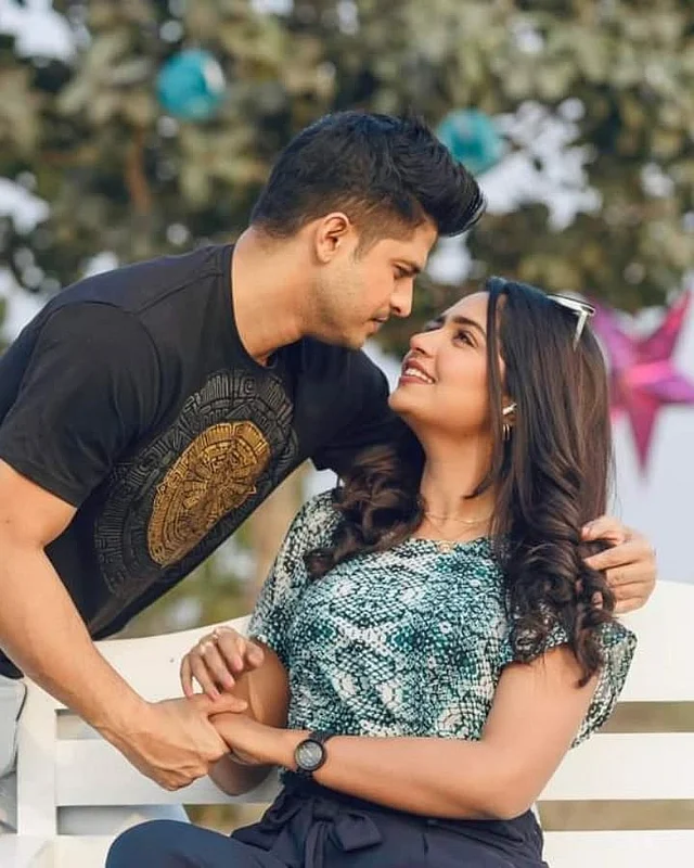 কালো টিশার্টে নিলয় আর স্নেক প্রিন্টের টপ ও হাই ওয়েস্টেড নীল প্যান্টের ওয়েস্টার্ন লুকে হিমি