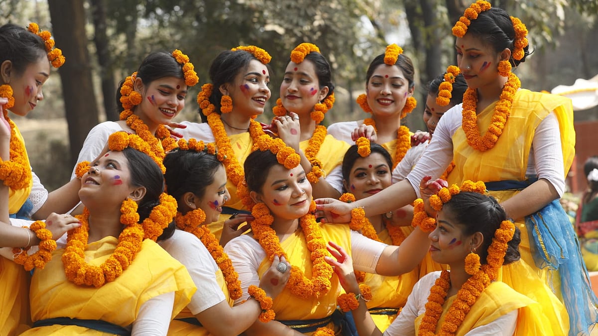 বসন্তের সাজে শিল্পীরা 