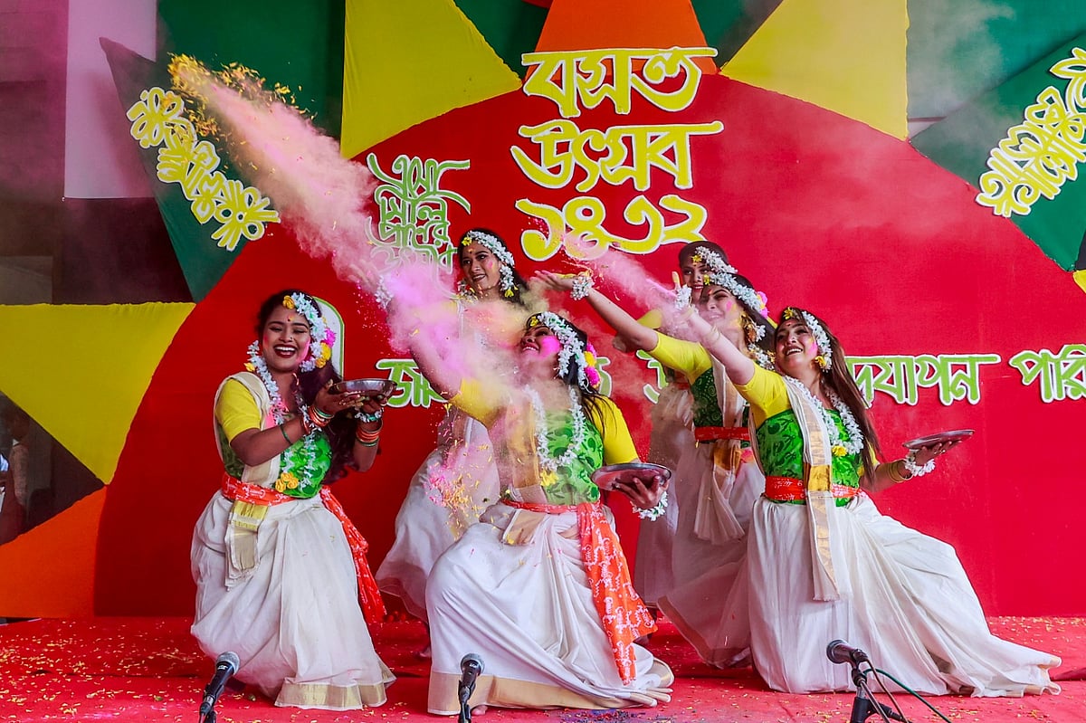 বসন্তের সাজে নগরী