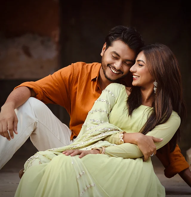 আরশের ক্যাজুয়াল কমলা শার্ট আর প্যাস্টেল অলিভ সালওয়ার কামিজে সুনেরাহ মন মাতাচ্ছেন 