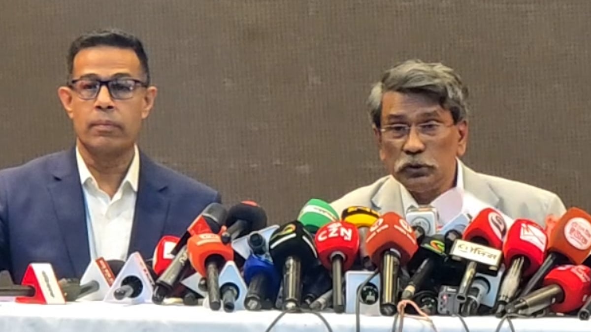 বিদায়বেলায় প্রধান উপদেষ্টার দুই বিশেষ সহকারীর দুঃখ প্রকাশ