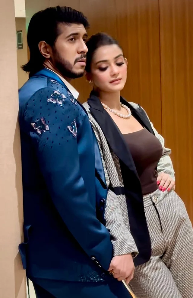 তৌসিফ পরেছেন এমবেলিশ করা নীল স্যুট আর তানজিন তিশা পরেছেন ট্যাংক টপের সঙ্গে নিটেড স্যুট