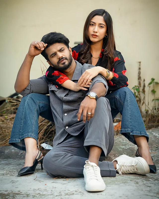 একসঙ্গে দেখা গেল সাফা ও মুশফিককে। সাফা স্মার্ট ওয়েস্টার্ন লুক আর মুশফিক ক্যাজুয়াল পোশাকেই ফ্রেমবন্দী হয়েছেন। 