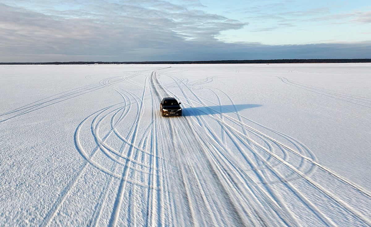 সমুদ্রের ওপর দিয়ে দুই দ্বীপের মধ্যে চলছে গাড়ি
