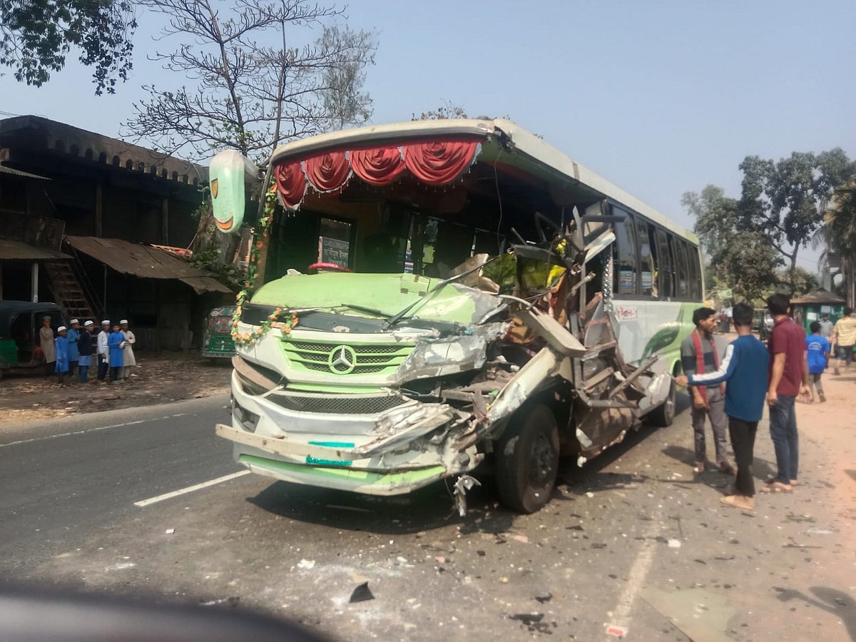 বাসের সঙ্গে সংঘর্ষের পর উল্টে গেল পিকআপ ভ্যান