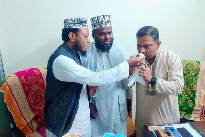 কুষ্টিয়া–৩ আসনে বিএনপির পরাজিত প্রার্থী জাকির হোসেন সরকারকে মিষ্টিমুখ করাচ্ছেন জামায়াতের জয়ী প্রার্থী আমির হামজা। গতকাল শুক্রবার সন্ধ্যা সাতটার দিকে শহরের কোর্টপাড়া এলাকায় জেলা বিএনপির কার্যালয়ে