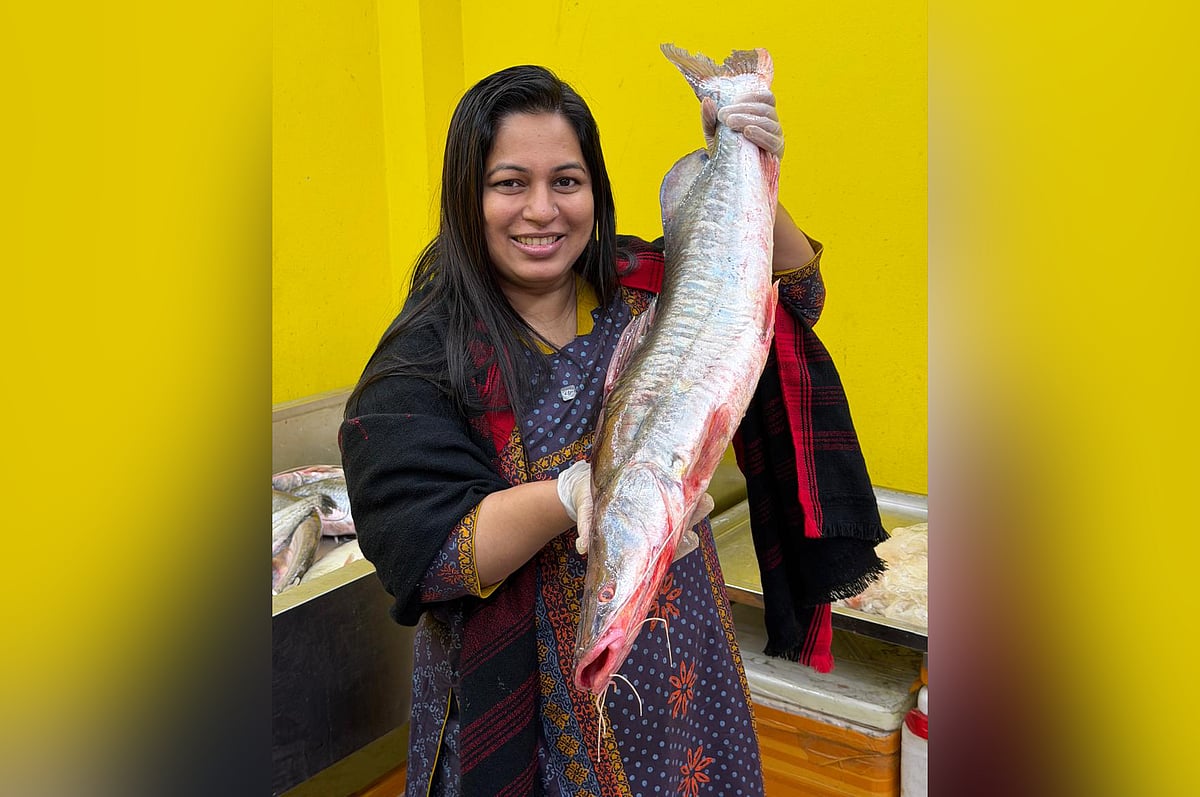 মাছ নিয়ে ফারজানার সফল উদ্যোগ, এখন কর্মী ৭০