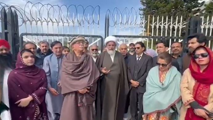 ইমরান খানকে যথাযথ চিকিৎসার দাবিতে পার্লামেন্ট হাউসে বিরোধীদের অবস্থান