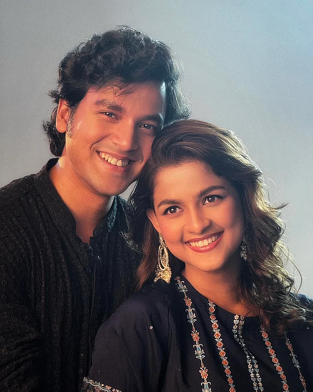 নাইন্টিজ লুকে এই জুতি একেবারে ভাসিয়ে নিয়ে গিয়েছে সবাইকে আবেগের স্রোতে