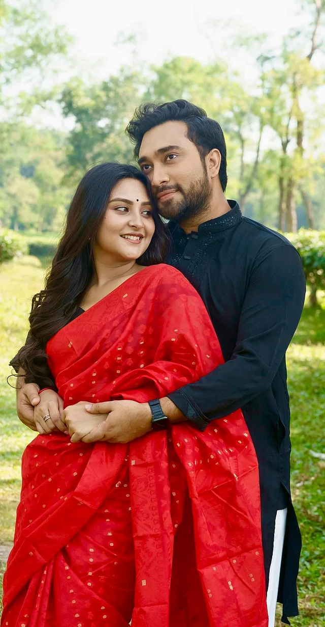 কালো পাঞ্জাবিতে জোভান ও লাল জামদানিতে নিহা দিচ্ছেন ক্ল্যাসিক আমেজ