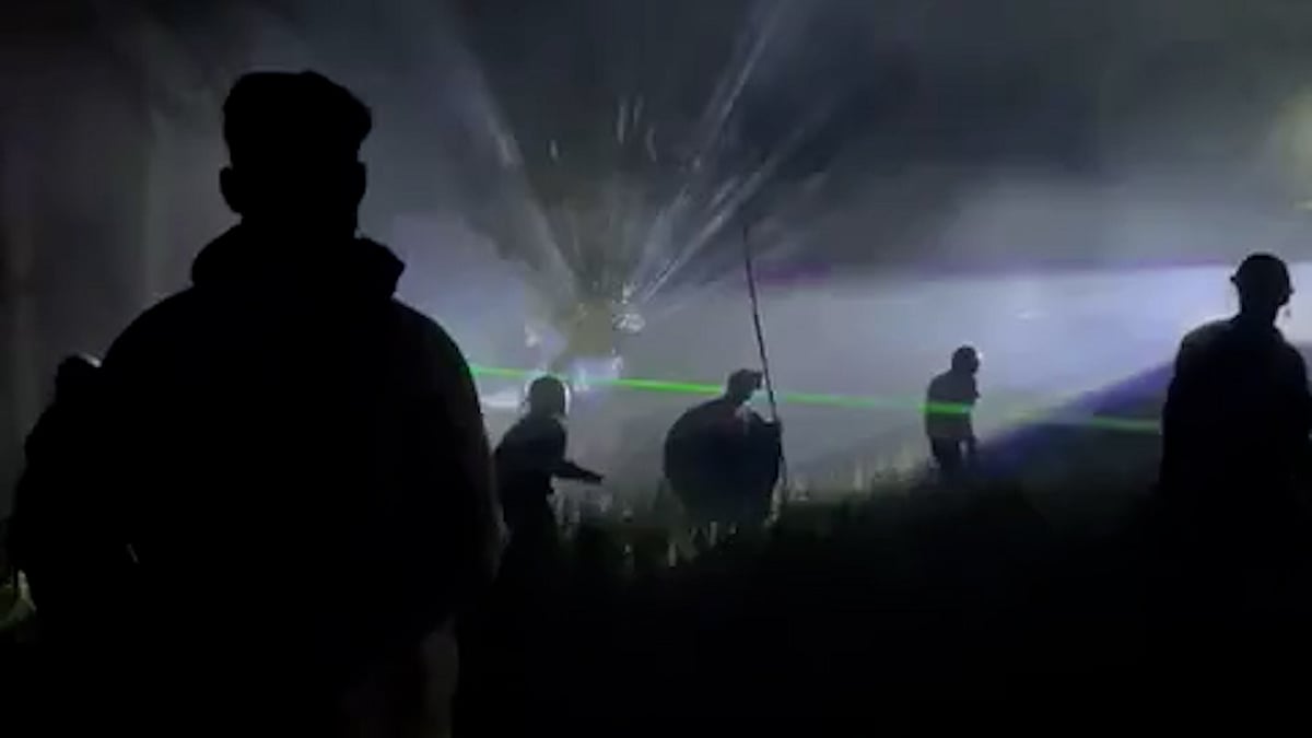 মাদারীপুরে দুই পক্ষের সংঘর্ষে শতাধিক হাতবোমা বিস্ফোরণ