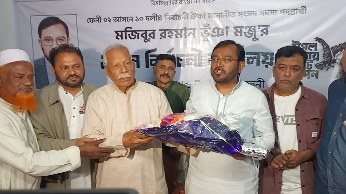 এবি পার্টির মঞ্জুকে মিষ্টিমুখ করালেন বিজয়ী জয়নাল