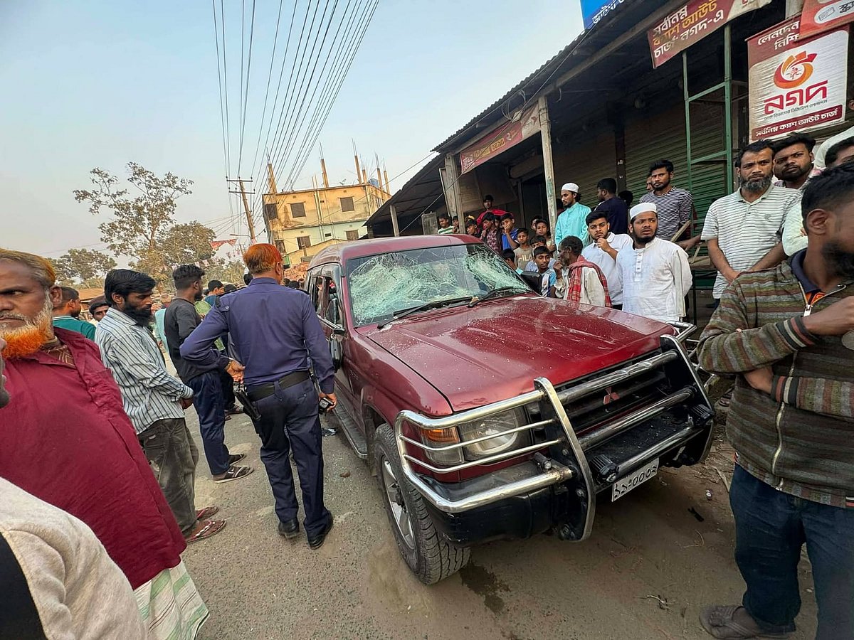 ফুলপুর উপজেলার বালিয়া মোড় এলাকায় বিএনপির সাবেক সংসদ সদস্য আবুল বাশার আকন্দের গাড়িতে হামলা ও ভাঙচুর করা হয়। গতকাল শনিবার বিকেলে