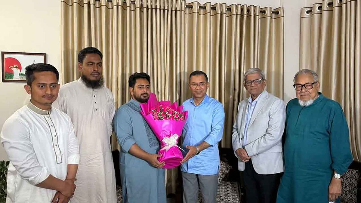 নাহিদ ইসলামের বাসায় তারেক রহমান